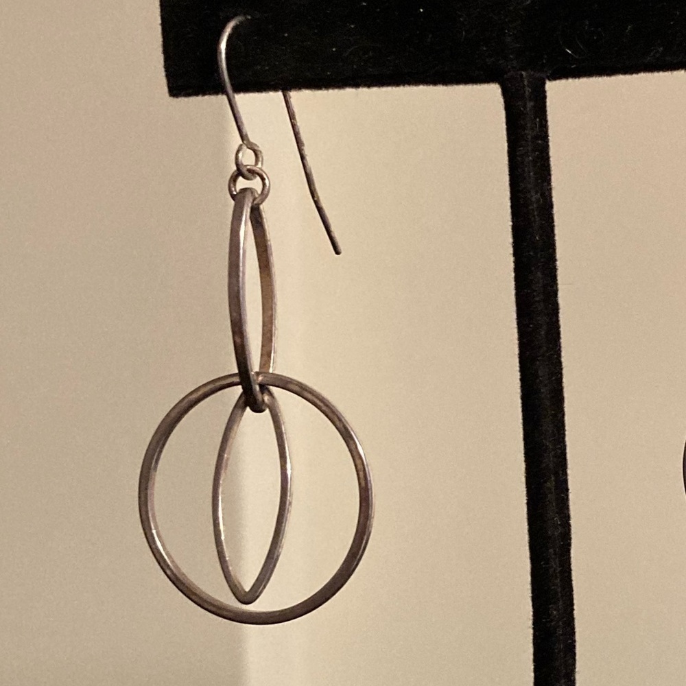 Silver tone earrings. Dangly circles - Picture 3 of 3